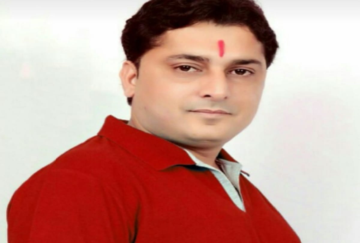 Gujarat Congress MLA Vimal Chudasama got expelled for wearing T shirt in the Assembly