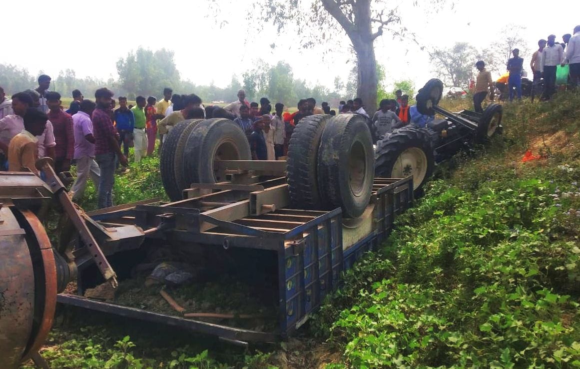 Uncontrolled tractor trolley overturned on road, five injured