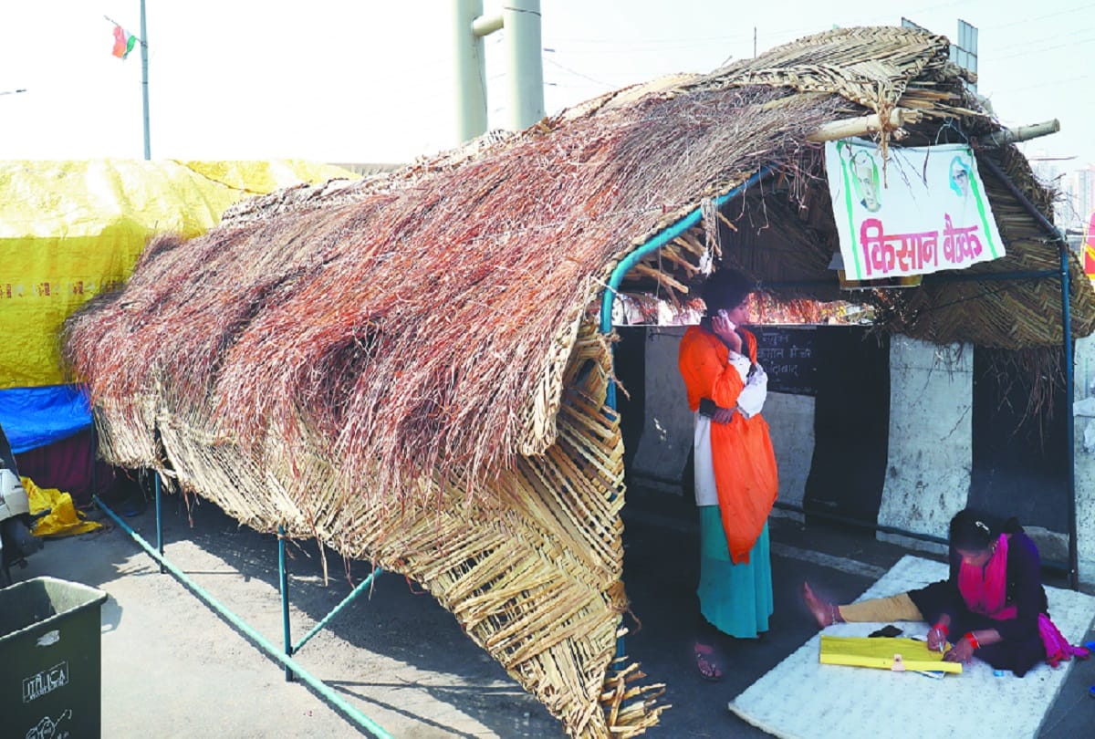 Agitating farmers making pukka houses on border area