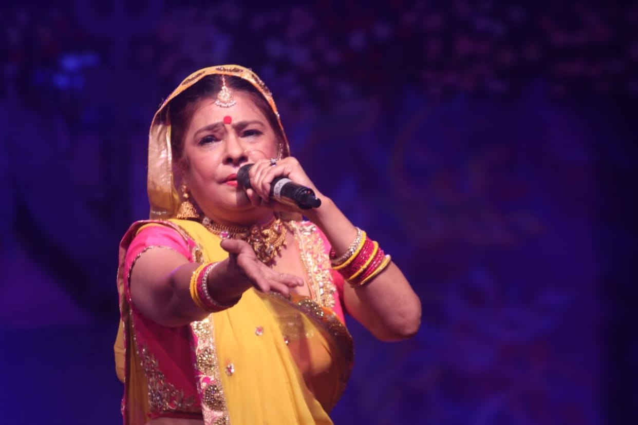 Kashi resident rushes to Malini Awasthi songs