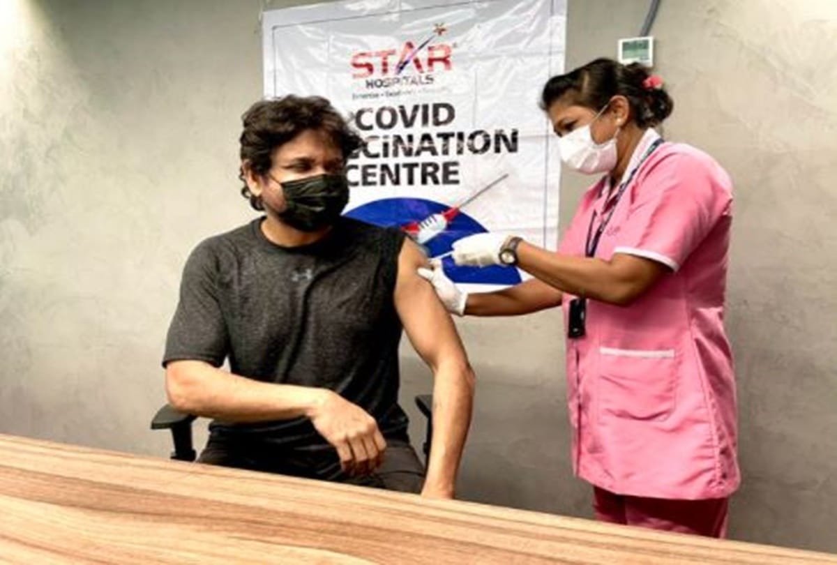 Nagarjuna akkineni received covid 19 vaccination in a private hospital Hyderabad