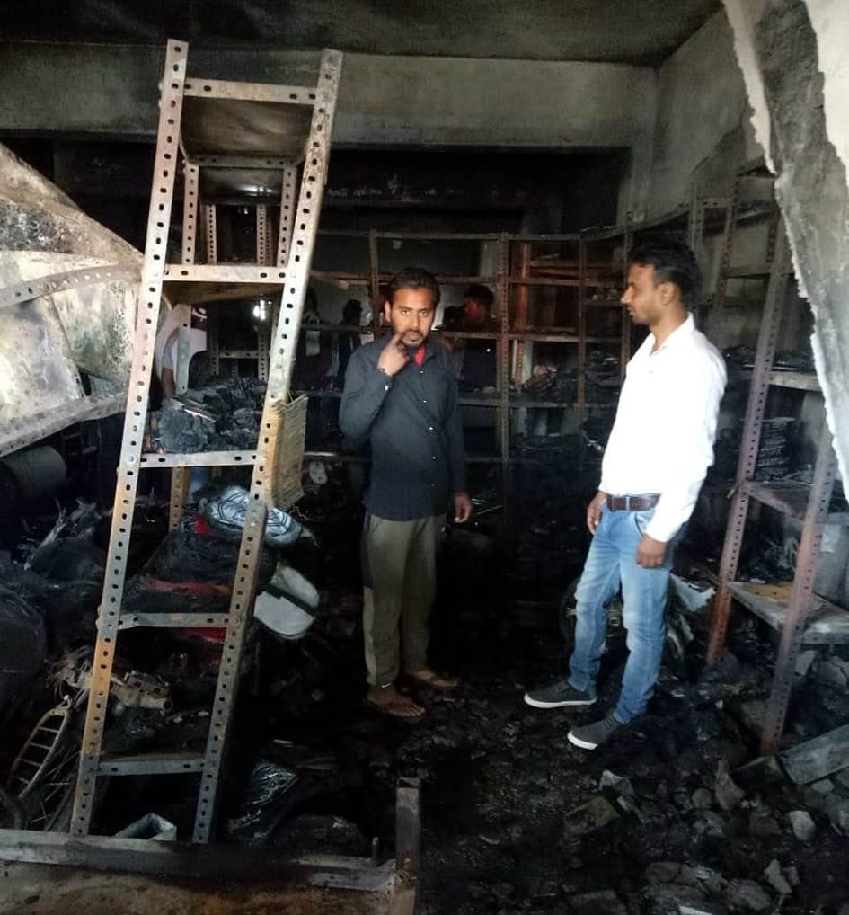 baik varkashop mein lagee aag, laakhon ka nukasaan, das baik jaleen, der raat hua haadasa