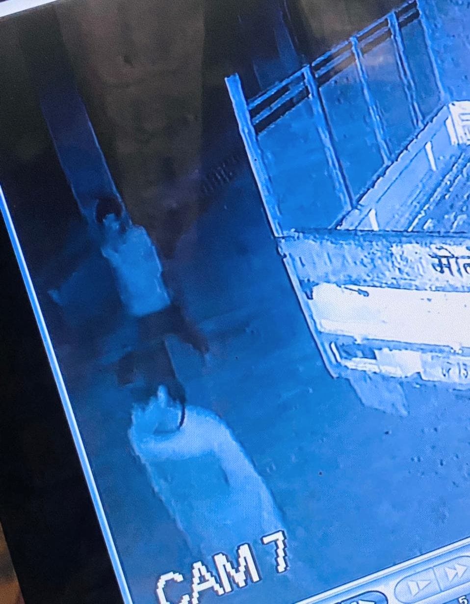 Thieves took away jewelry worth lakhs by breaking the lock of the house