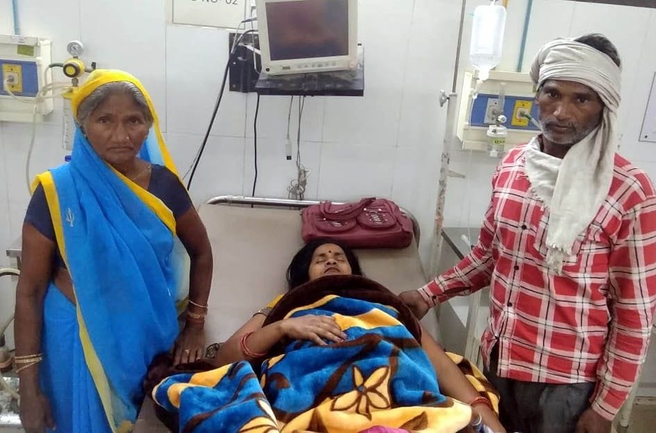 bhookh hadataal par baitheen mahila jilaadhyaksh kee haalat bigadee