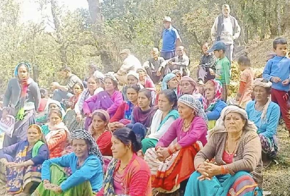 Uttarakhand Chipko Movement News: Bageshwar woman and man wrapped Tree for save Environment