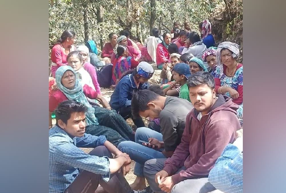 Uttarakhand Chipko Movement News: Bageshwar woman and man wrapped Tree for save Environment