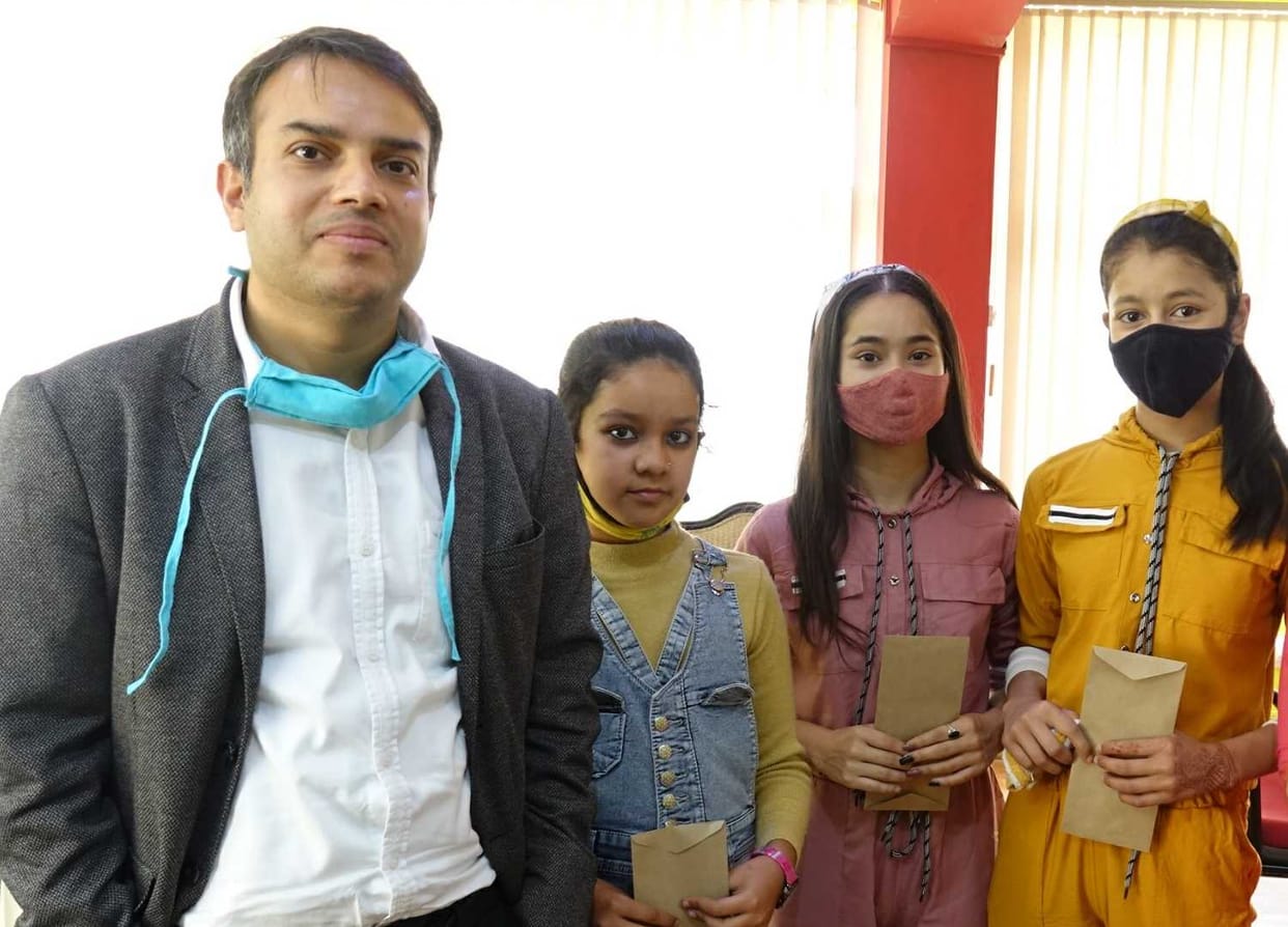 11 thousand award given to girls for Kathak dance