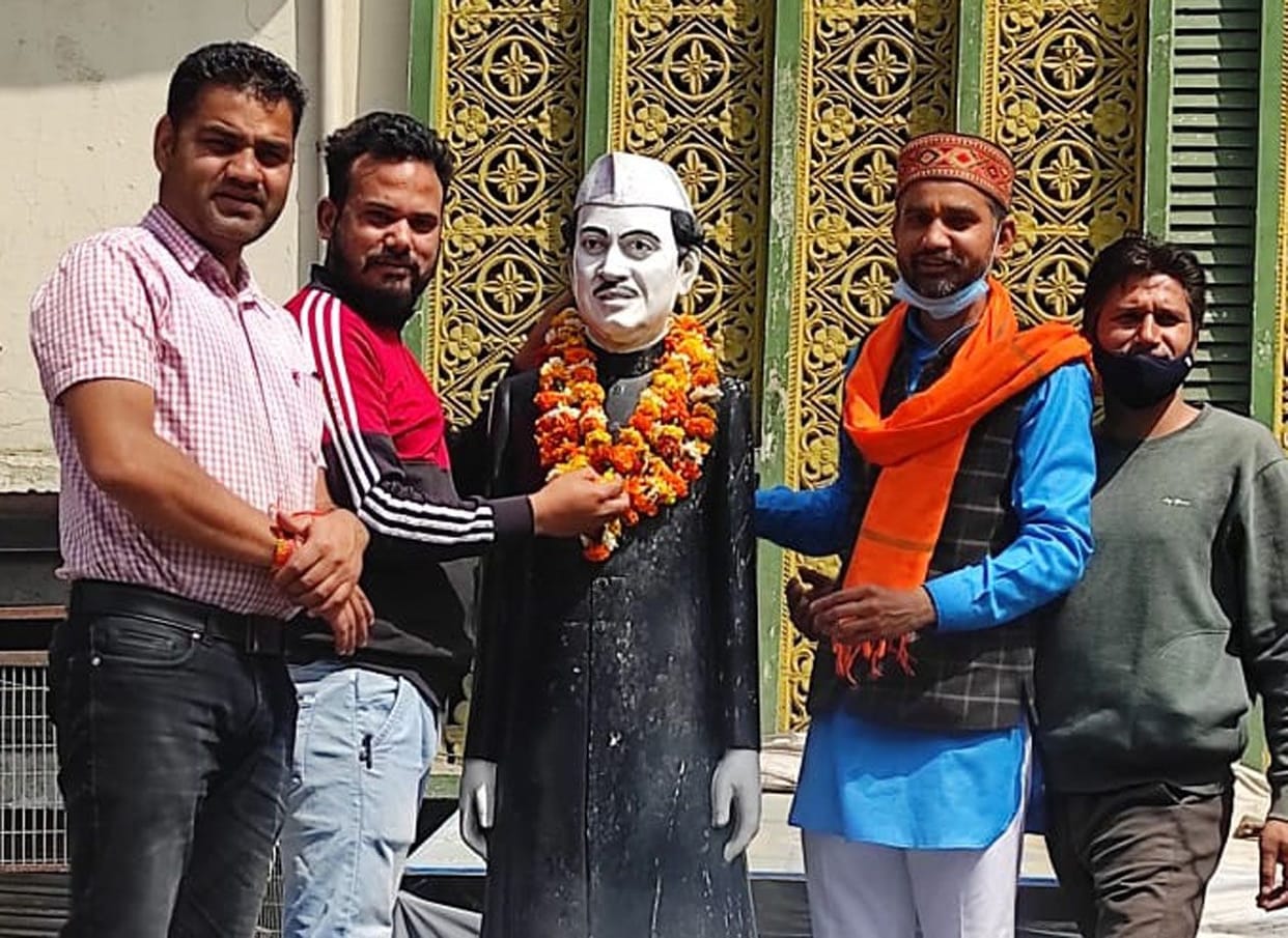 Himalayas son late. Bahuguna remembered on his death anniversary