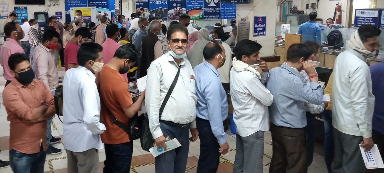 Bank opened after four days, crowds of people gathered