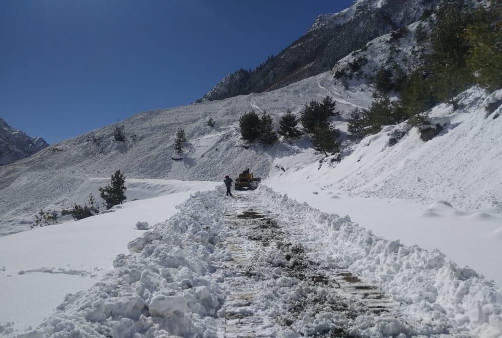 Uttarakhand Snowfall News: Two people Died during Buried under snow in Chahal village of Darma Valley