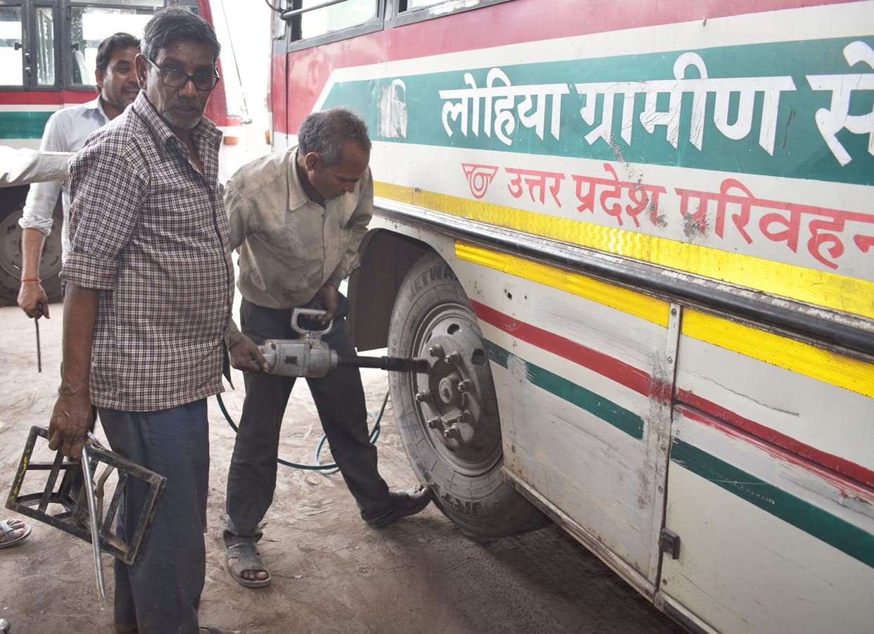 fatehpur news,started,buses,getting,ready for holi