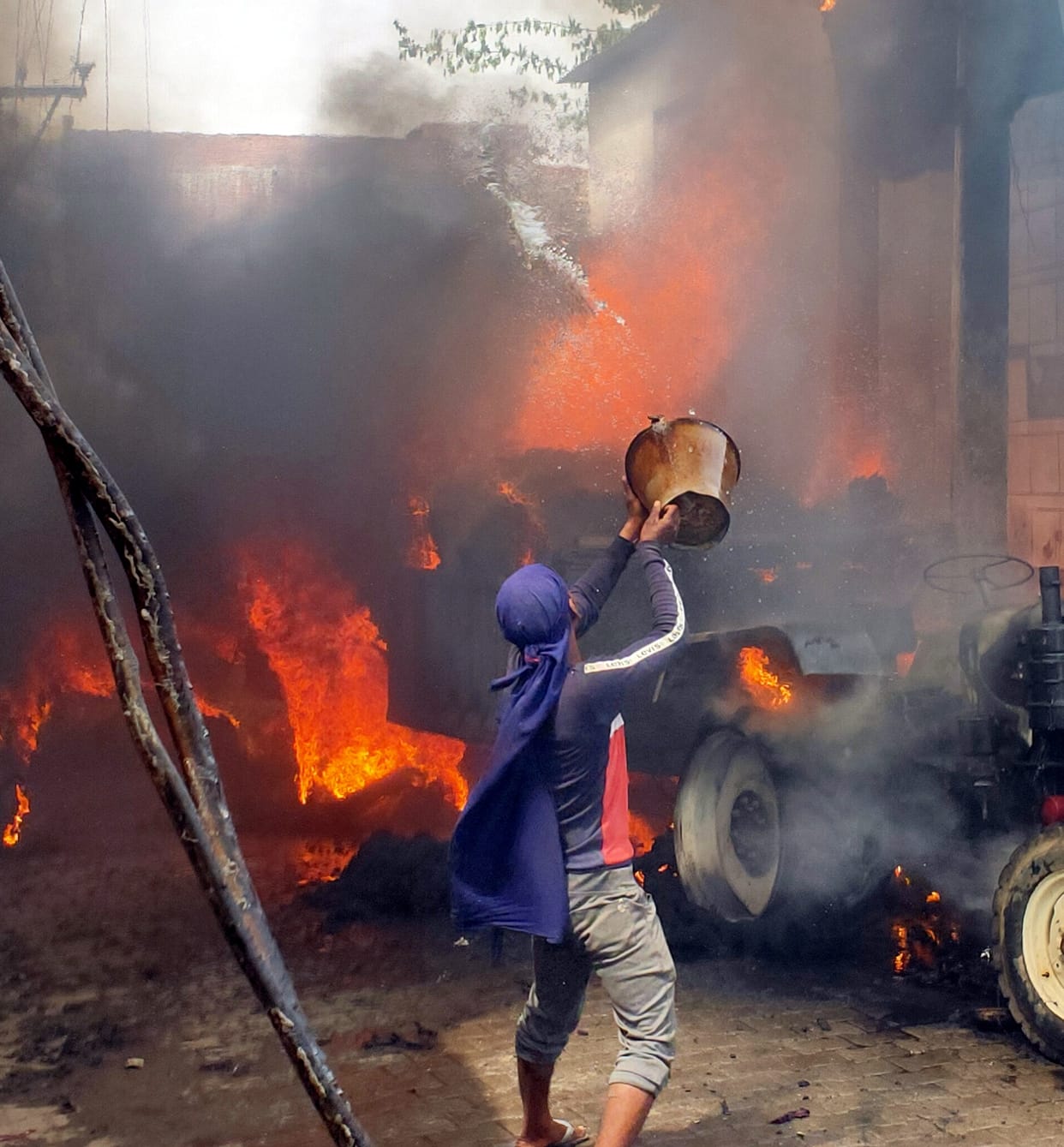 Fire in tractor-trolley filled with cotton, three motorcycles also burnt