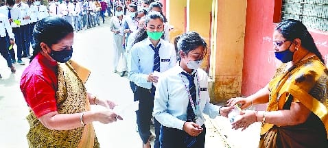 Exams begin in Bareilly College, the moving party is alert