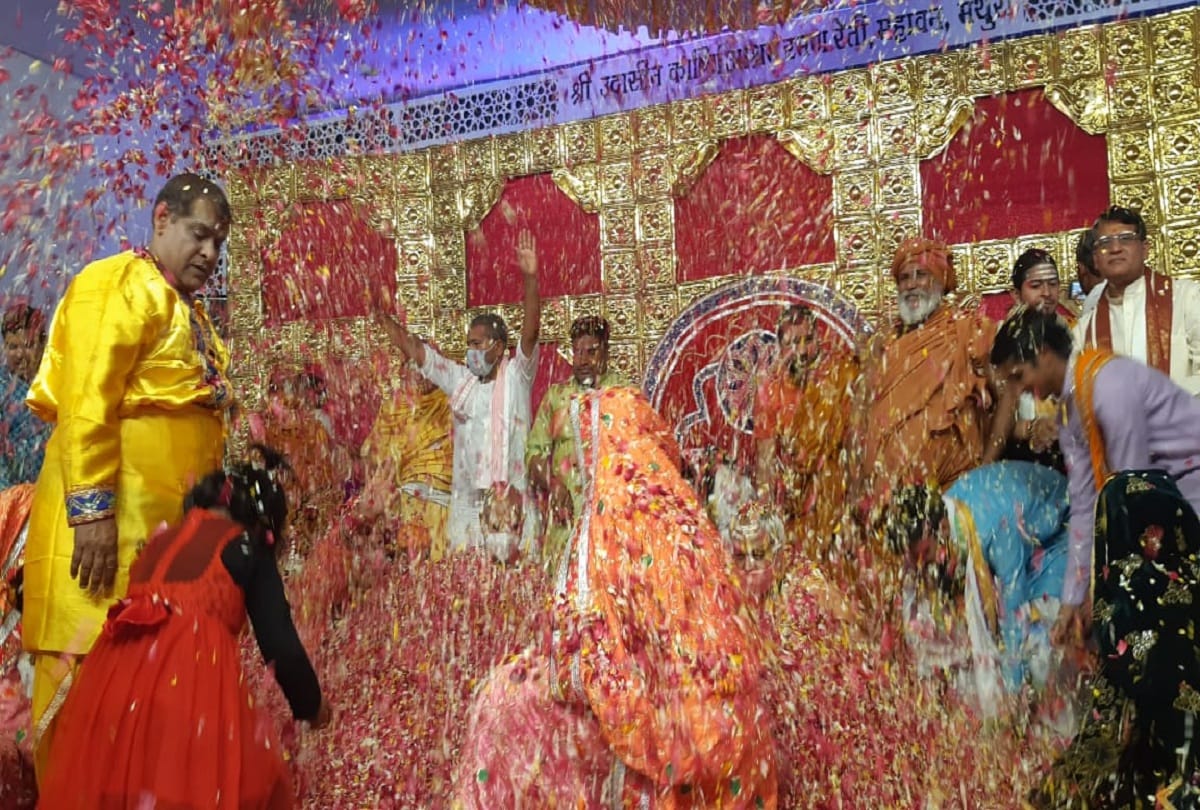 braj mai holi Devotees played Holi of flowers with Aradhya