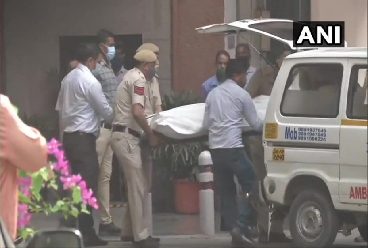 Dead Bodies of 22 Covid 19 victims in Beed stuffed into the single ambulance taken for cremation