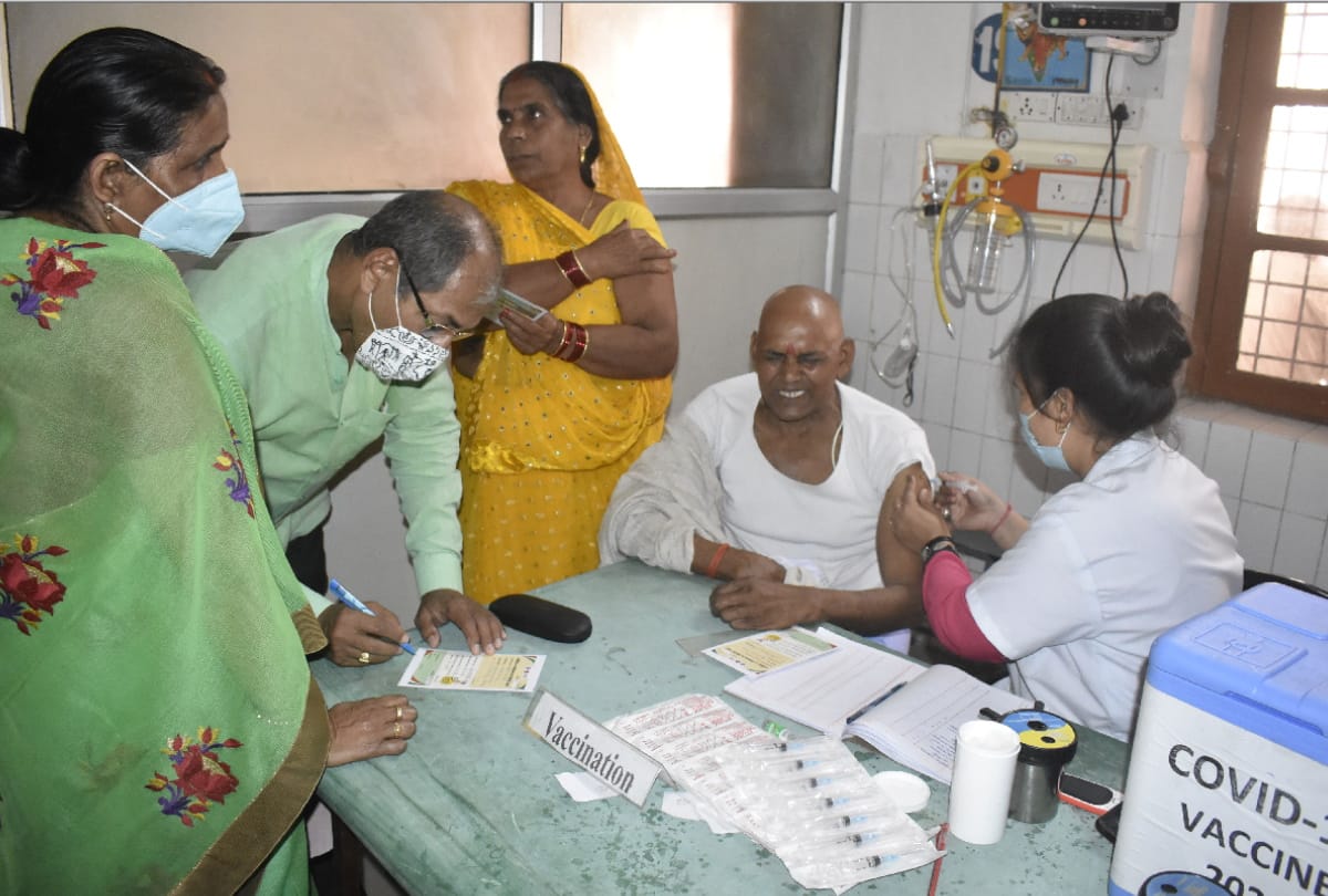 2018 people got covid vaccine in Gorakhpur