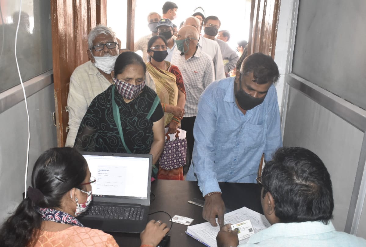 45 years old man get vaccine from today in Basti