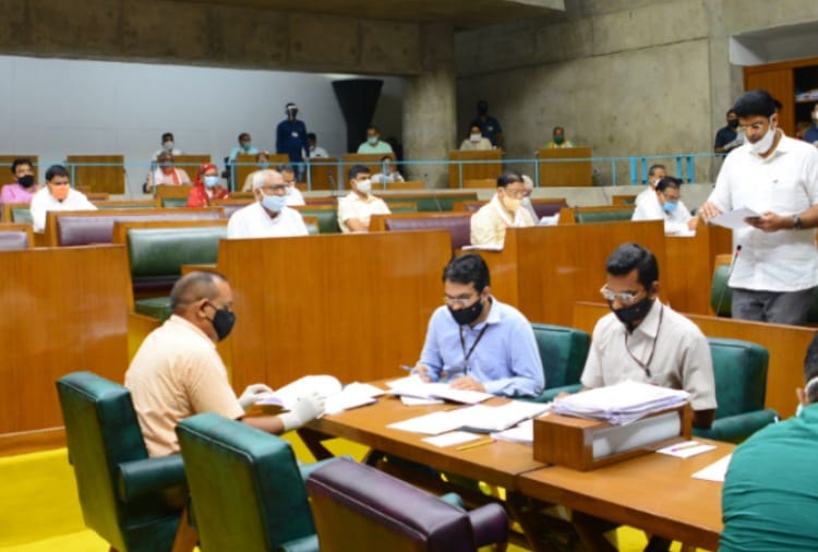 Haryana Budget Session : MLA Kuldeep Vats Said a officer stare me in assembly