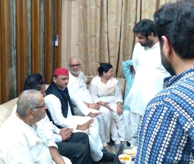 Akhilesh Yadav arrives in Etawah, drink tea in store, eat kheer