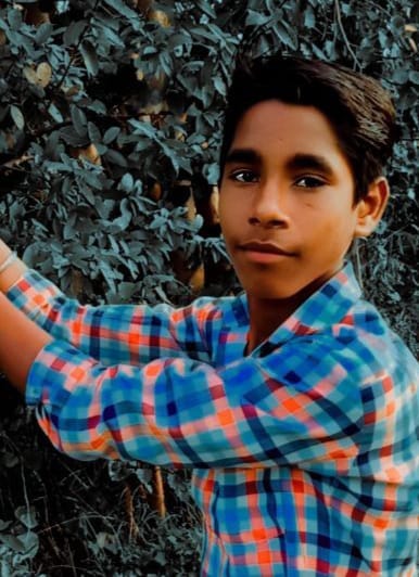 Student sitting on a sugarcane trolley collides with death of school bus