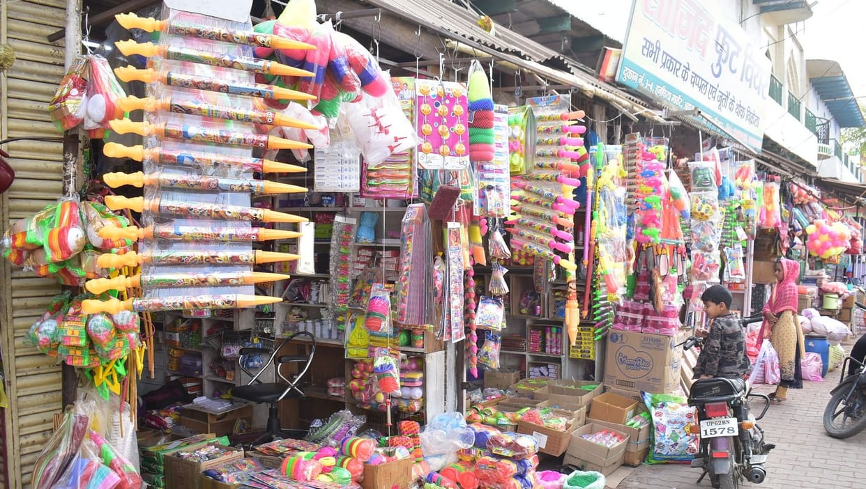 If there was poverty, Holi used to play with the color of flowers, now everyone has forgotten in modernity