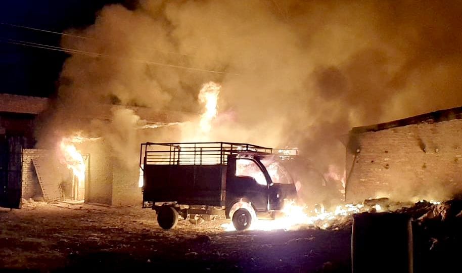 Fire in warehouse, burning goods worth lakhs including four vehicles
