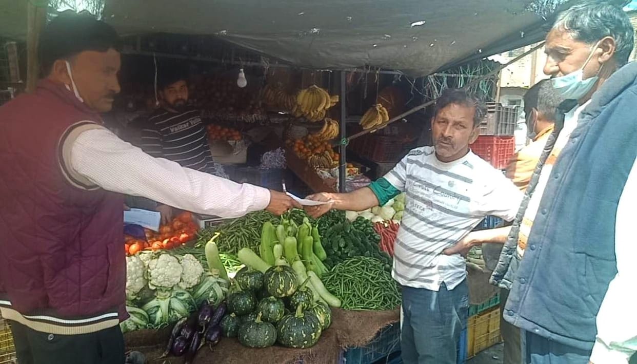 Challan of 10 thousand rupees of two traders on the use of polythene