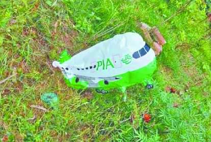 भलवाल में मिला हवाई जहाज की आकृति वाला पाकिस्तानी गुब्बारा