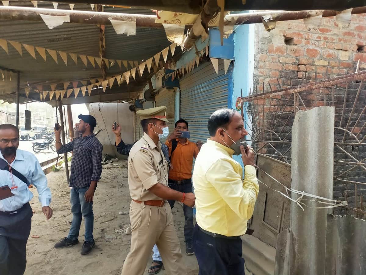 Police attached assets criminal Kuntu worth Rs 27.54 lakhs police force deployed in azamgarh up