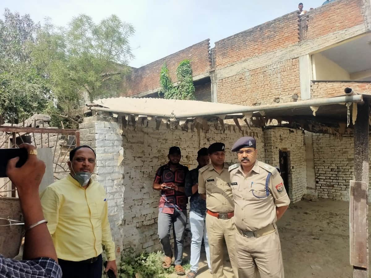 Police attached assets criminal Kuntu worth Rs 27.54 lakhs police force deployed in azamgarh up