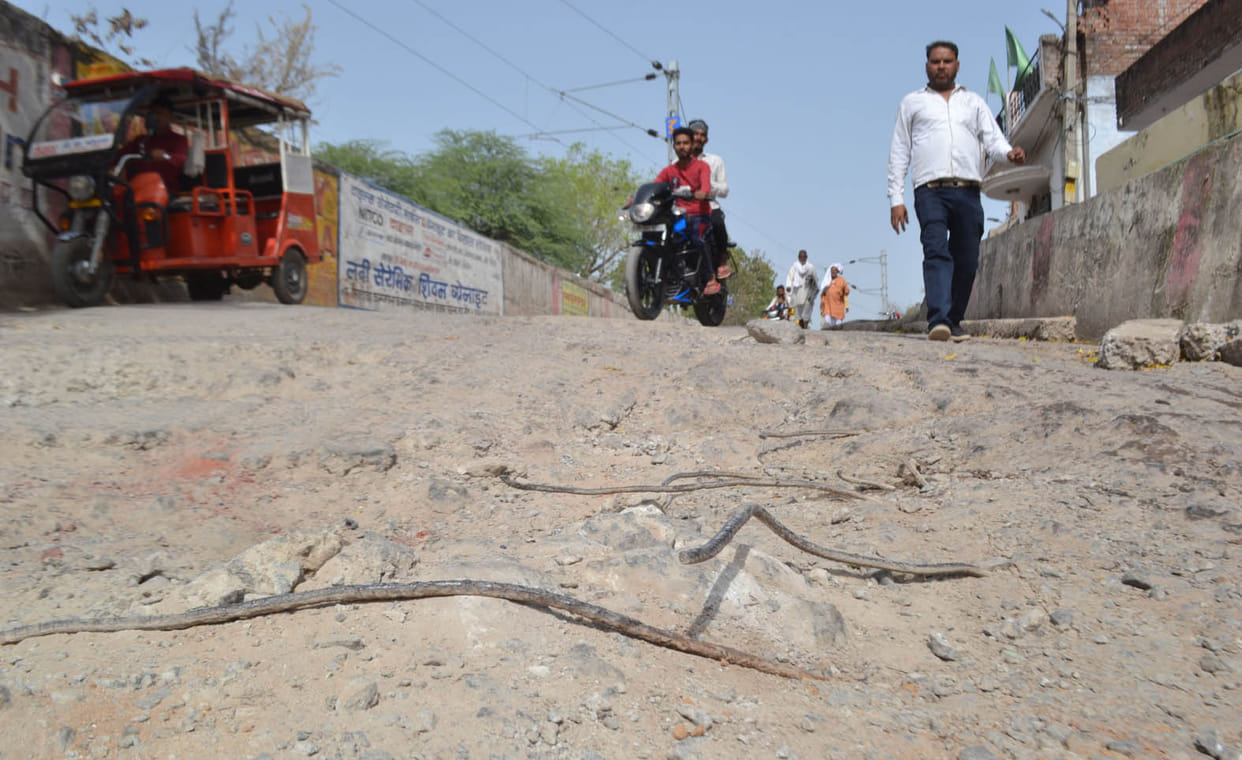 SDM,railway,bridge,rupees,Assassin shot himself with a gun