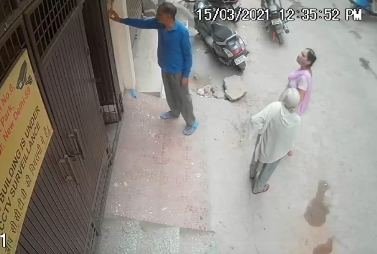 Delhi bindapur son slapped mother she died on spot cctv capture everything goes viral see photos