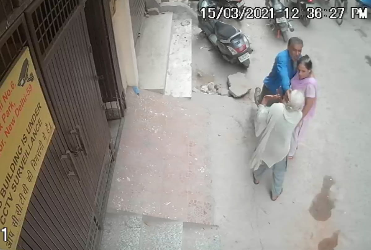 Delhi bindapur son slapped mother she died on spot cctv capture everything goes viral see photos