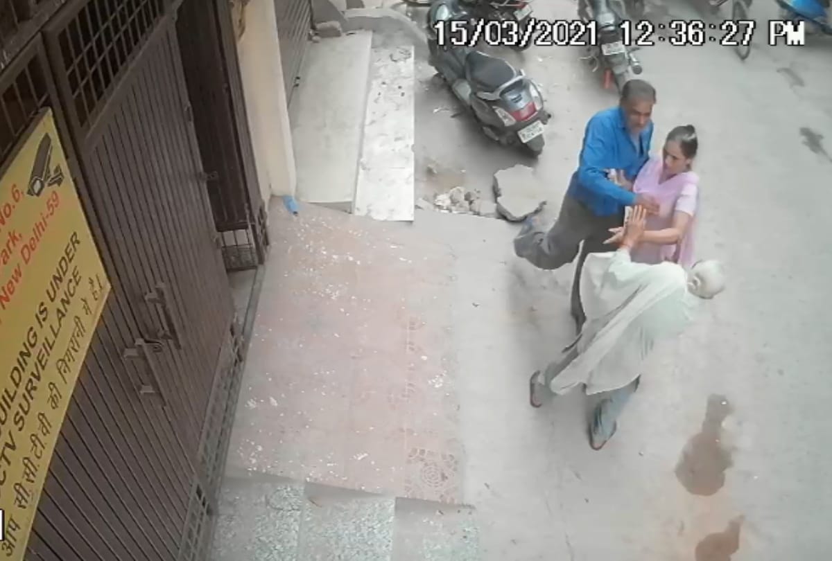Delhi bindapur son slapped mother she died on spot cctv capture everything goes viral see photos