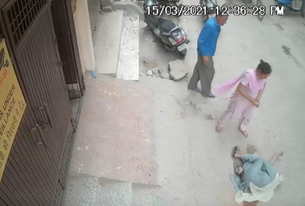 Delhi bindapur son slapped mother she died on spot cctv capture everything goes viral see photos