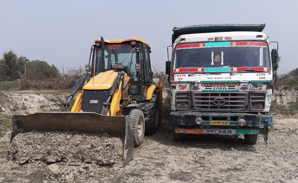 JCB doing mining and caught three dunfers