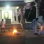रोष में धोती जताते एआईडीएमके नेता