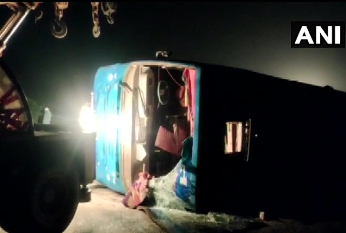 Agra News : A private bus overturns on Yamuna Expressway 