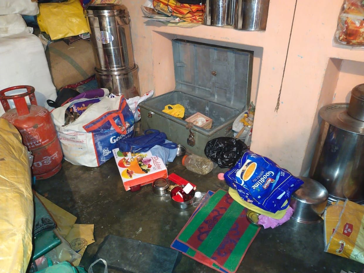 25 lakh stolen from two houses including grocery merchant in Ajuha