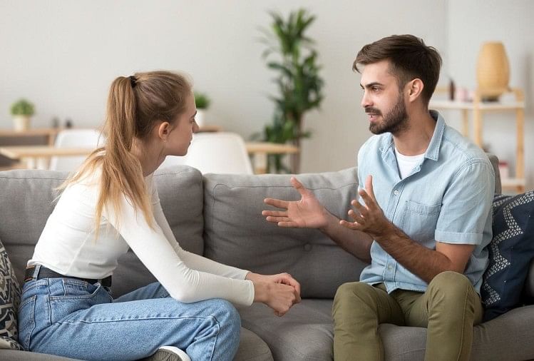 Relationship Tips:पार्टनर व्यस्त होने के कारण नहीं देता आपको समय तो न करें झगड़े, अपनाएं ये टिप्स - Relationship Tips For Dating A Busy Partner How To Avoid Bothering In Hindi -