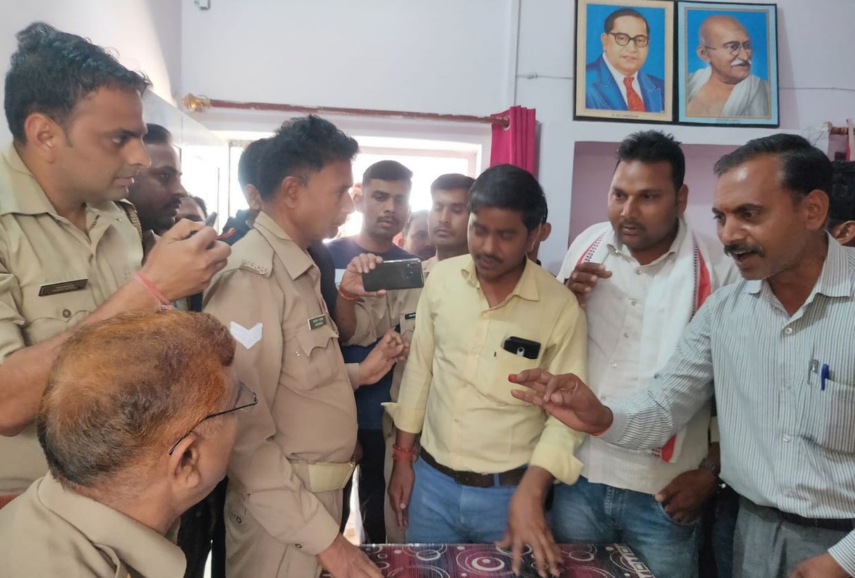 BJPers surrounded the Amritpur police station