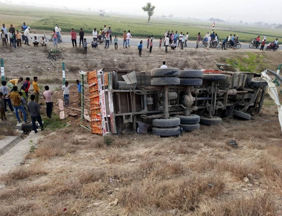 maurang bhara trak divaidar kee reling tod neeche gira