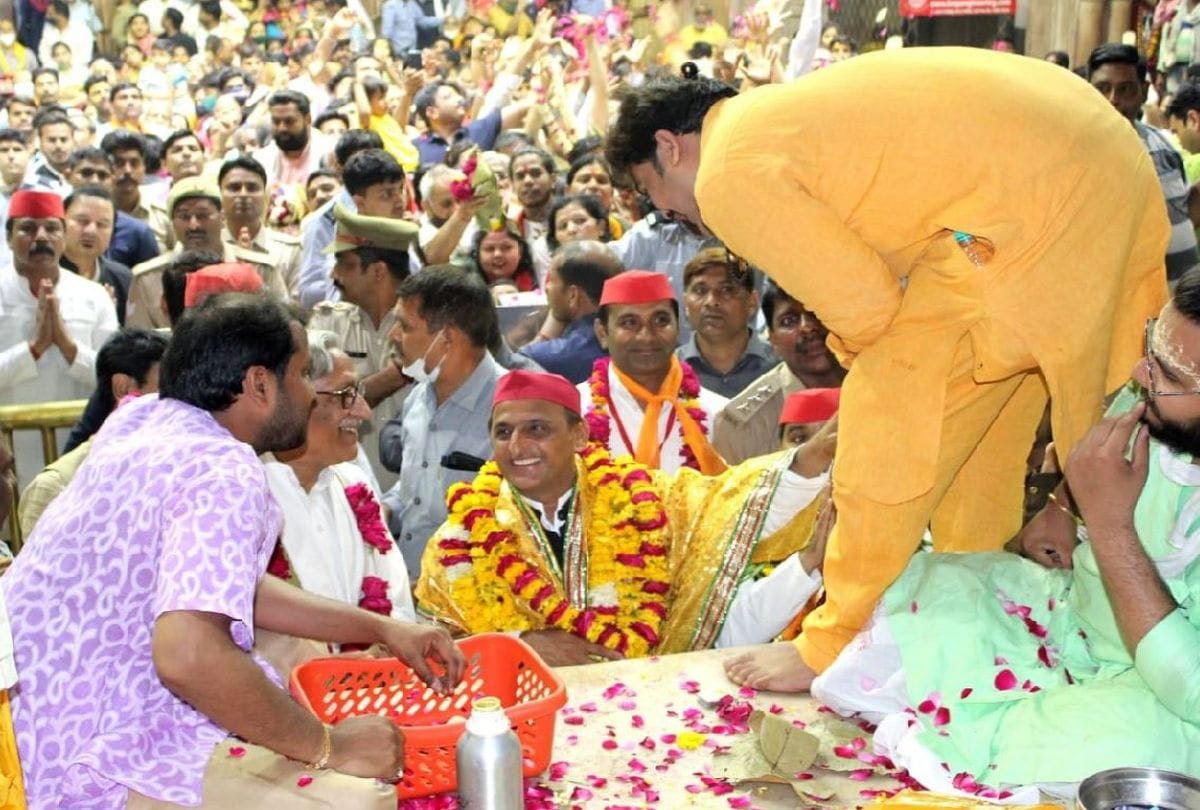 Sp Chief Slams Bjp Government Prays In Banke Bihari Mandir Vrindavan