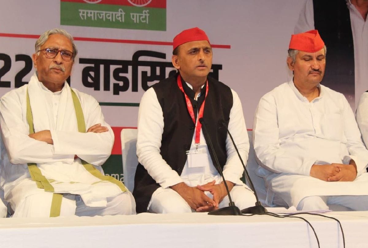 Sp Chief Slams Bjp Government Prays In Banke Bihari Mandir Vrindavan