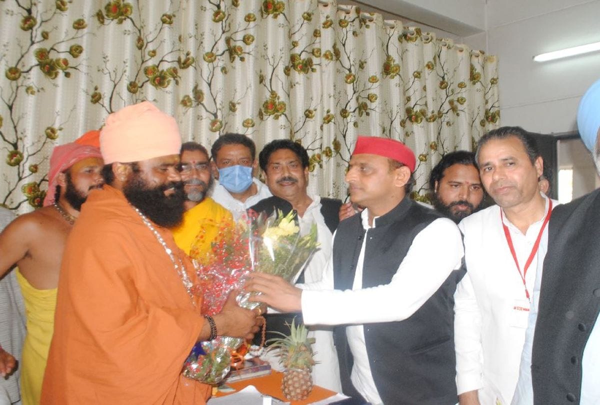 Sp Chief Slams Bjp Government Prays In Banke Bihari Mandir Vrindavan