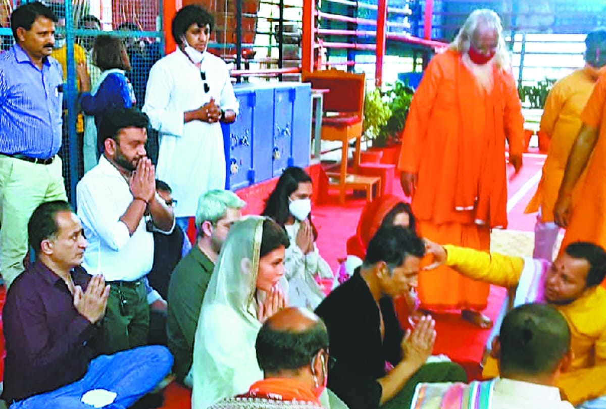 Akshay and Jacqueline in Ram Nagari: Ram Sethu's Muhurta Puja in Ramlala's court, crowd gathered to get a glimpse, see photos