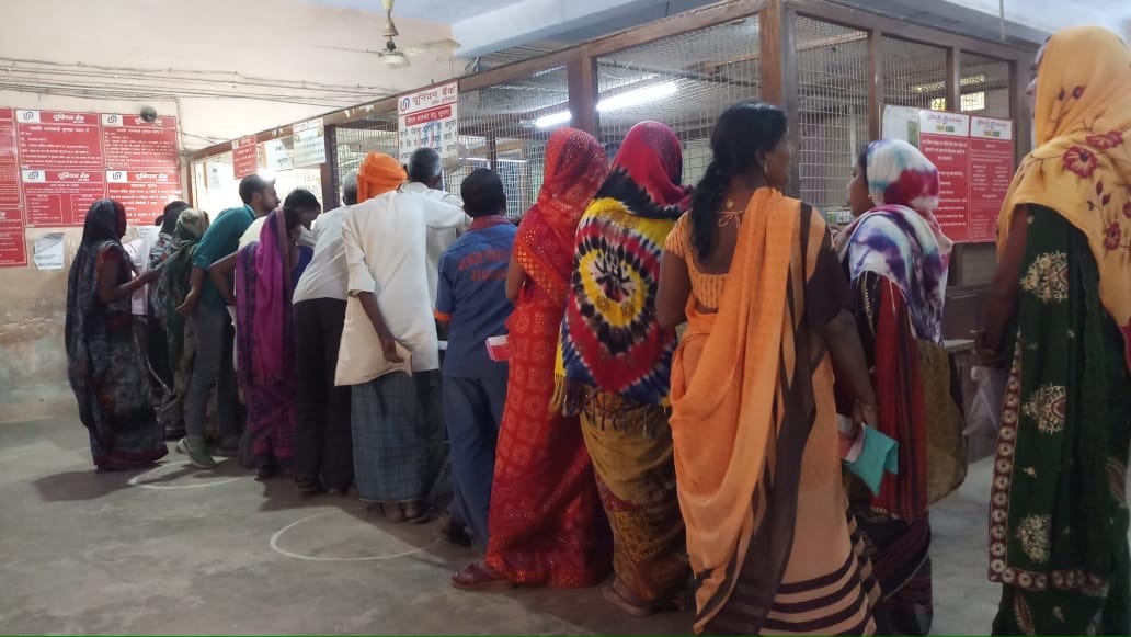 Bank opened after 48 hours, crowds of customers