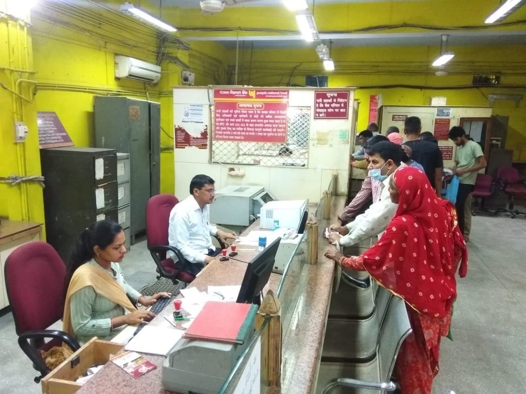 Four days later, open bank crowds continued throughout the day, transactions worth crores took place