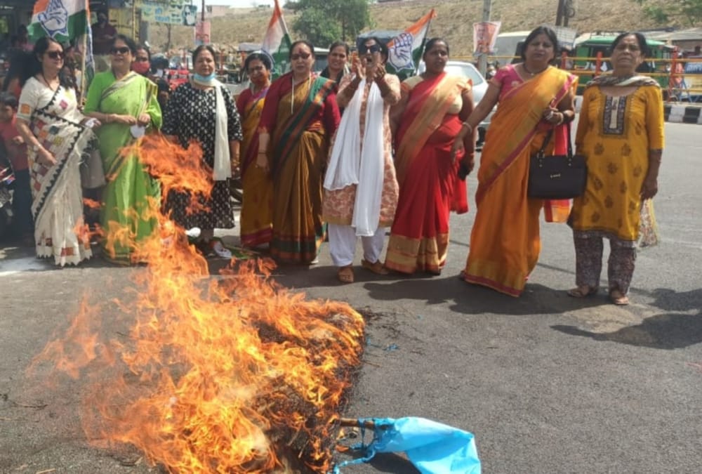 Uttarakhand News: Congress Protest Against CM Tirath Singh rawat Ripped jeans Statement