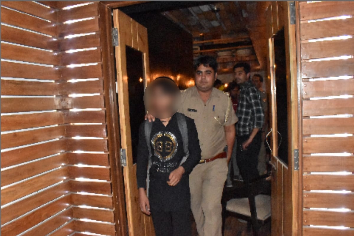 Police raid on hookah bar, several young girl and boy found drunk in Meerut